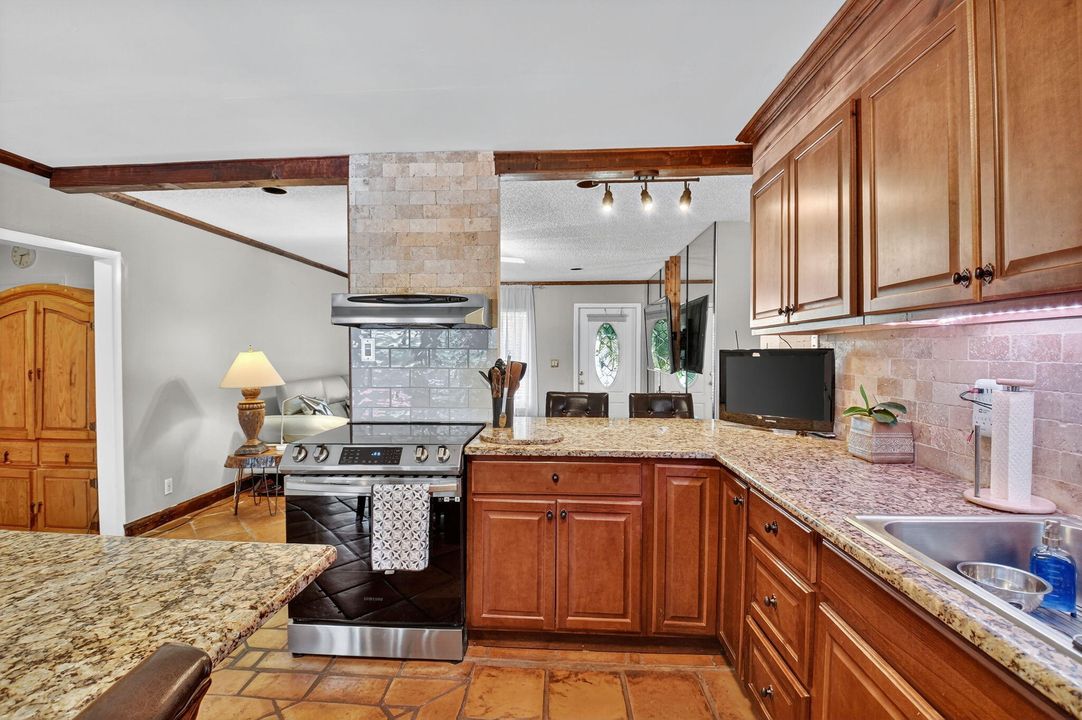 合同活跃: $470,000 (2 贝兹, 2 浴室, 1317 平方英尺)