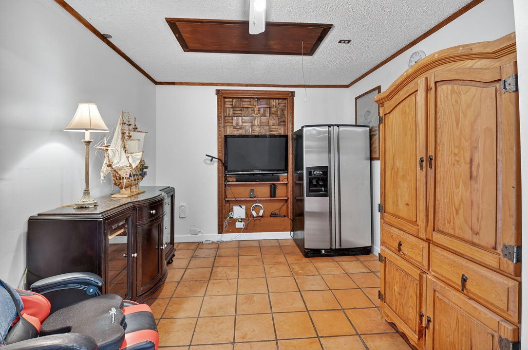 合同活跃: $470,000 (2 贝兹, 2 浴室, 1317 平方英尺)