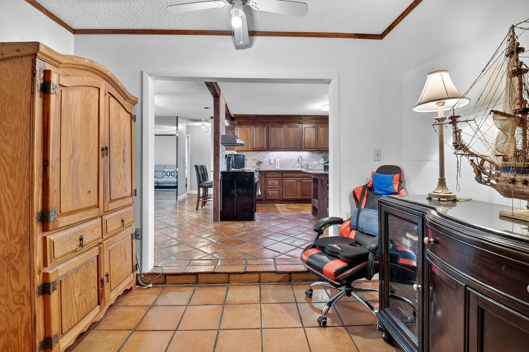 合同活跃: $470,000 (2 贝兹, 2 浴室, 1317 平方英尺)