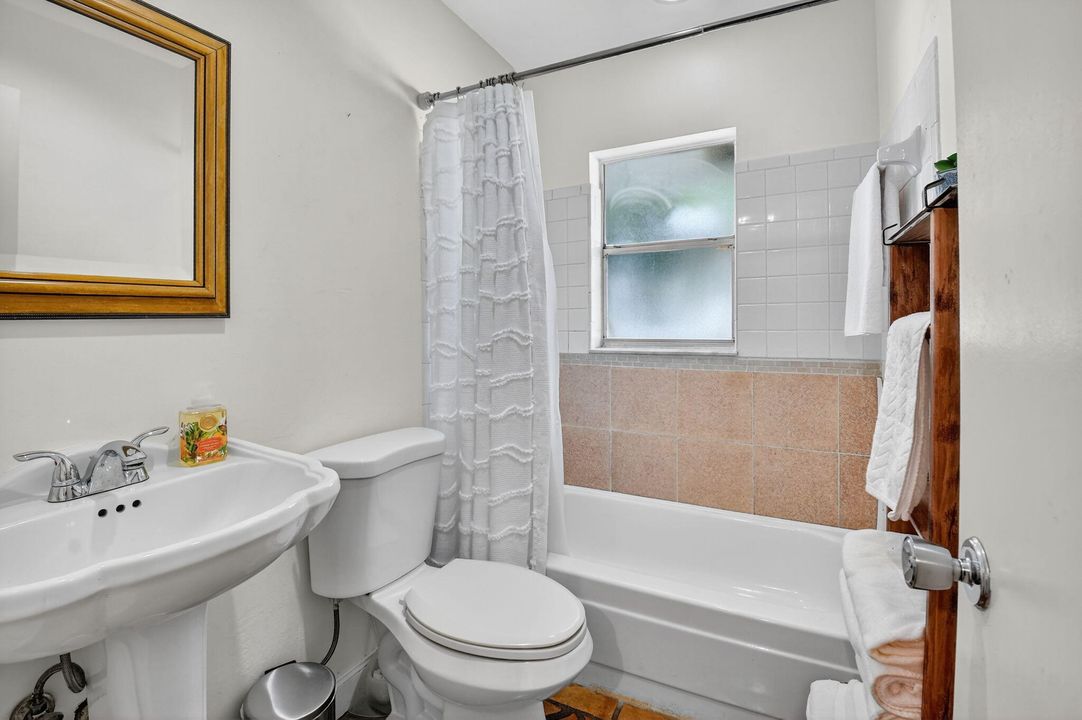 合同活跃: $470,000 (2 贝兹, 2 浴室, 1317 平方英尺)