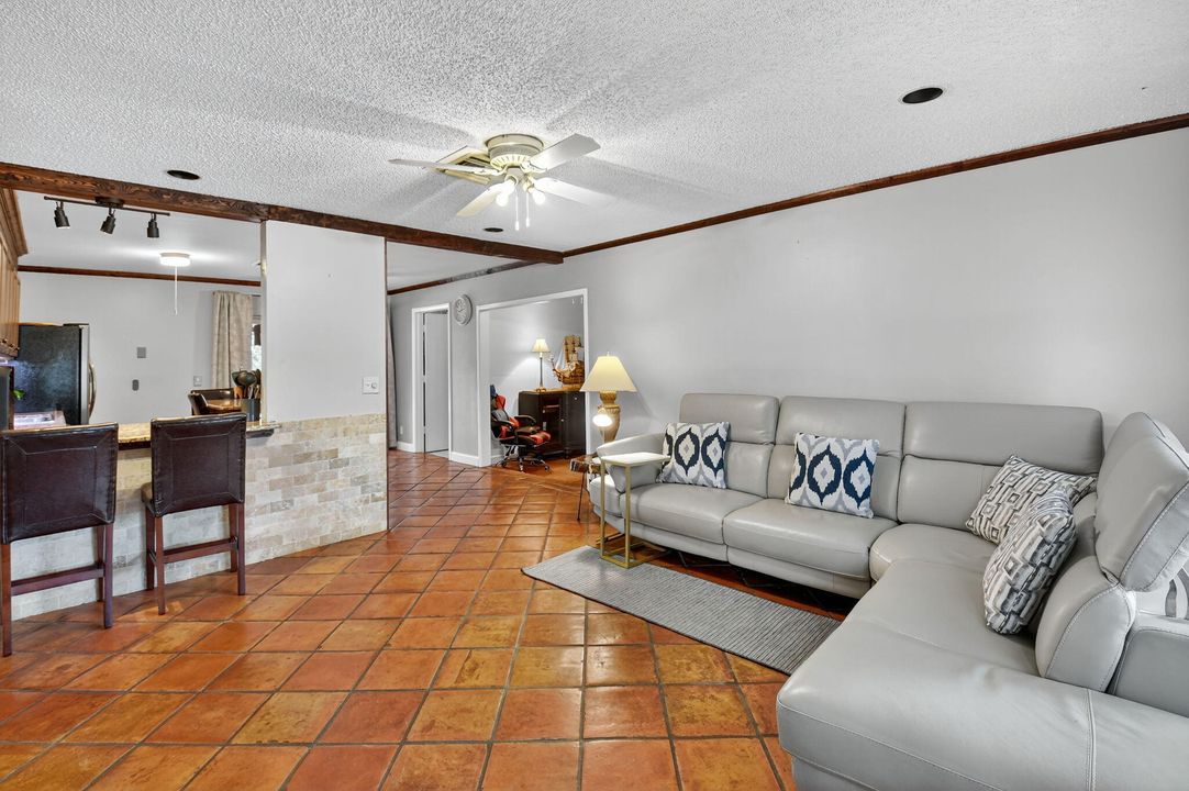 合同活跃: $470,000 (2 贝兹, 2 浴室, 1317 平方英尺)