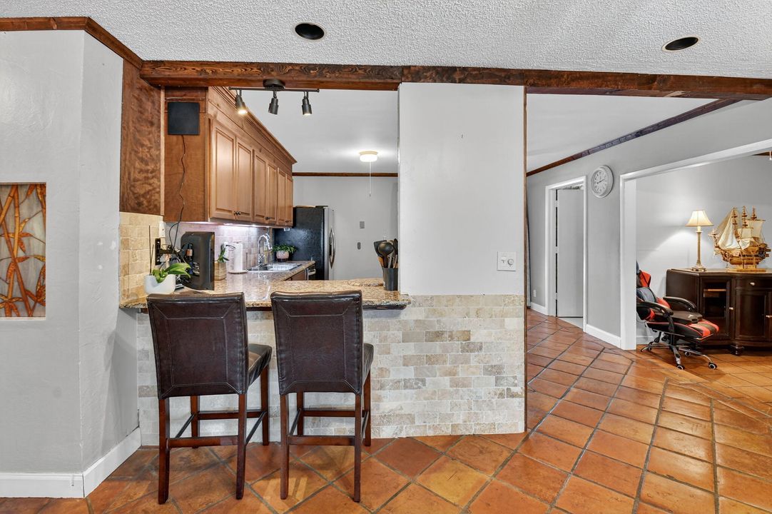 合同活跃: $470,000 (2 贝兹, 2 浴室, 1317 平方英尺)