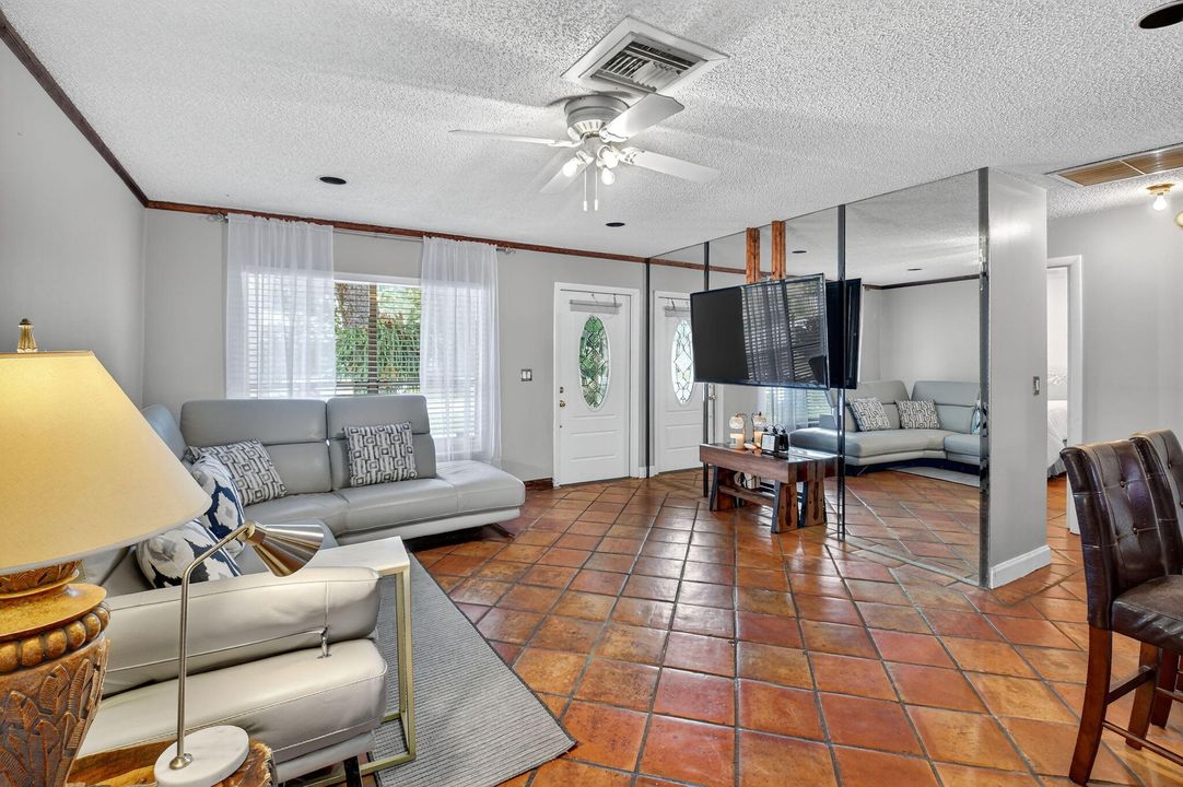 合同活跃: $470,000 (2 贝兹, 2 浴室, 1317 平方英尺)