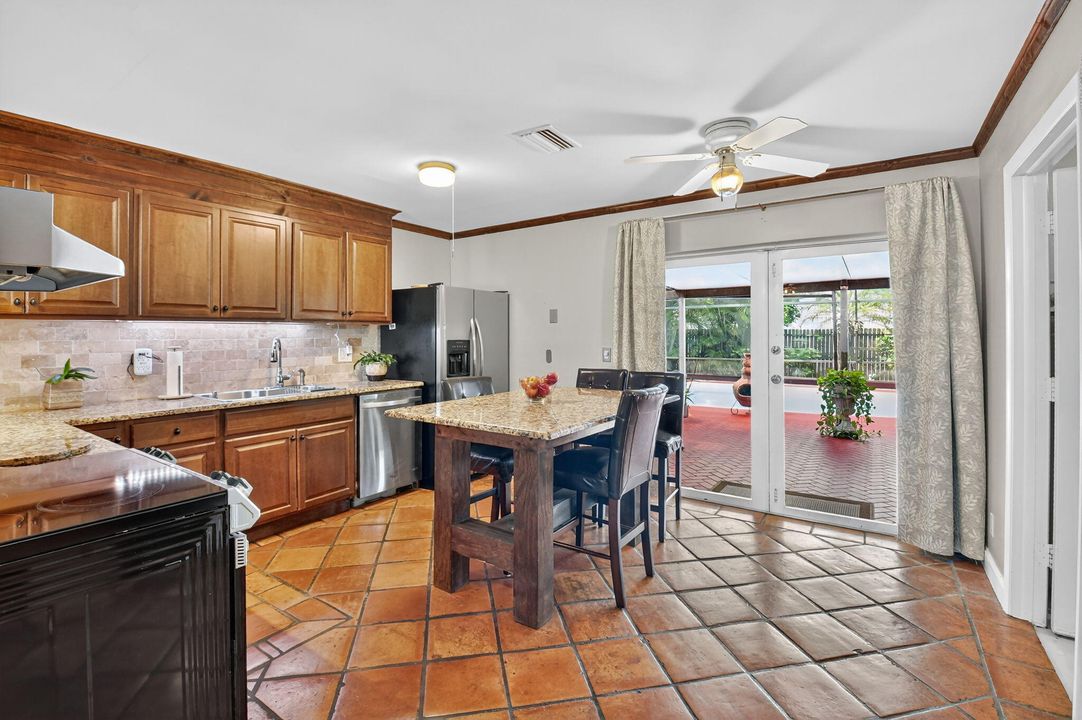 合同活跃: $470,000 (2 贝兹, 2 浴室, 1317 平方英尺)