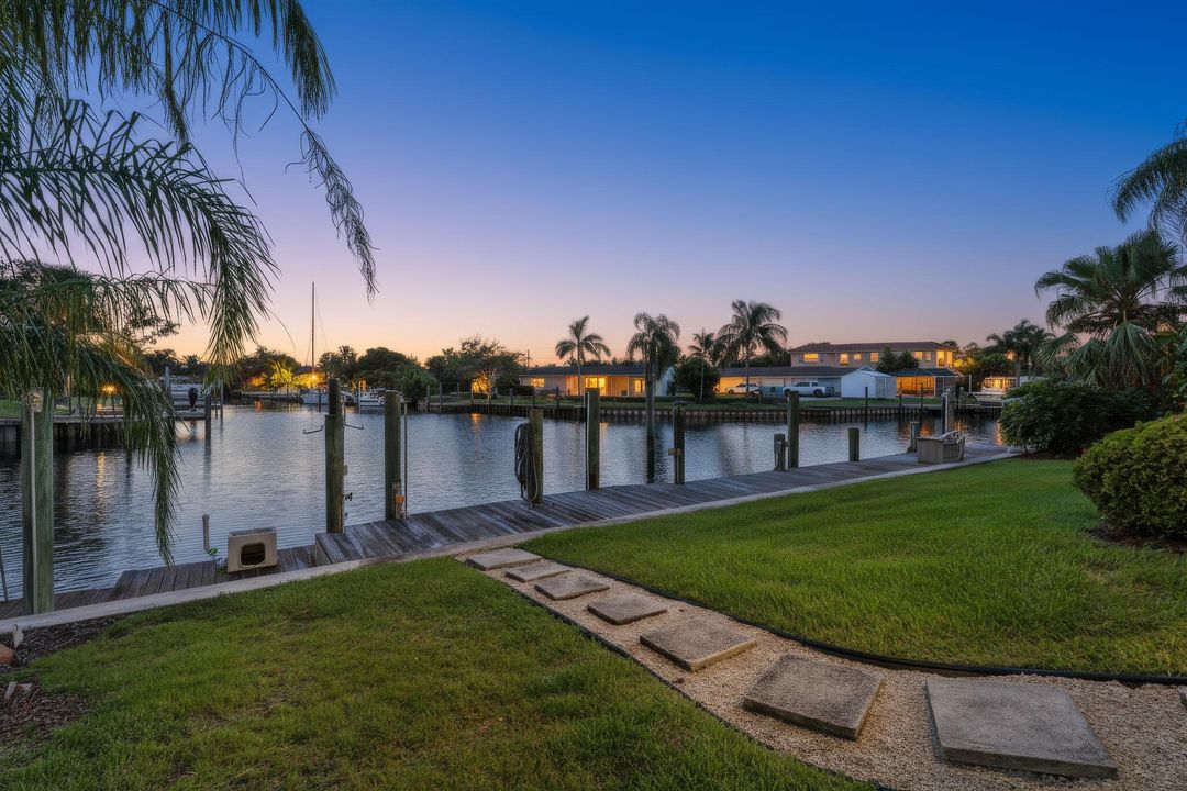 Под контрактом: $1,399,000 (4 спален, 3 ванн, 3117 Квадратных фут)