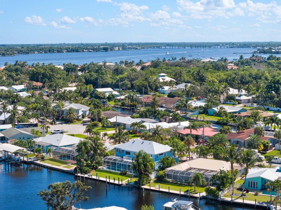 Под контрактом: $1,399,000 (4 спален, 3 ванн, 3117 Квадратных фут)