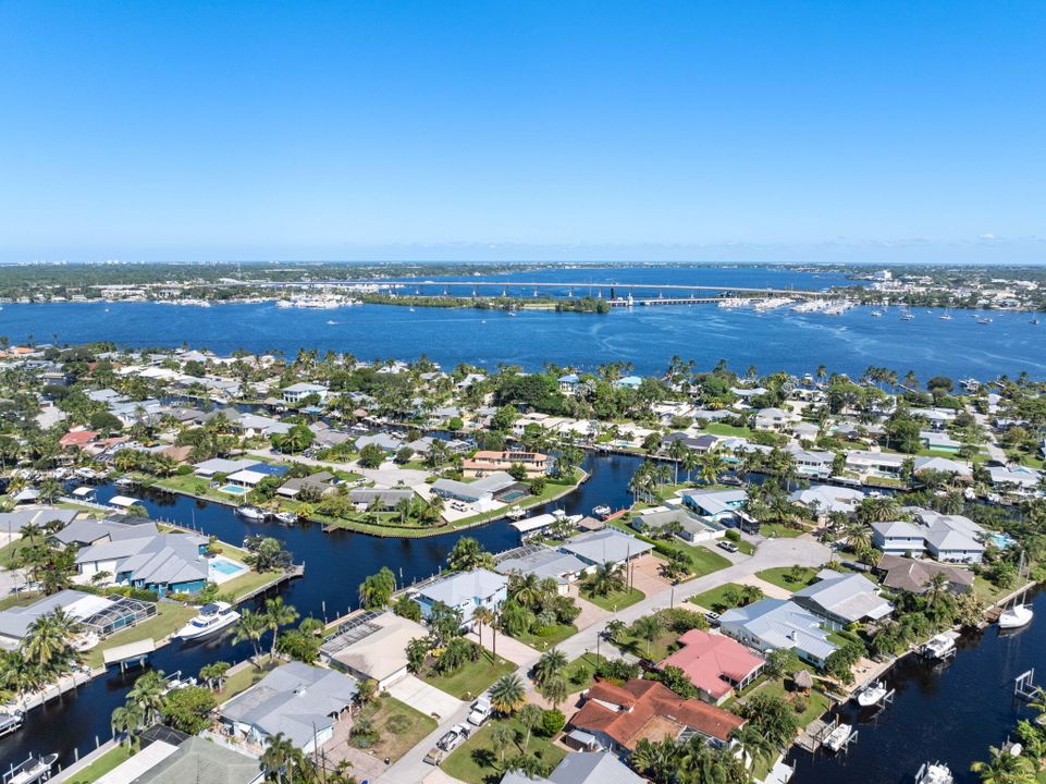 Под контрактом: $1,399,000 (4 спален, 3 ванн, 3117 Квадратных фут)