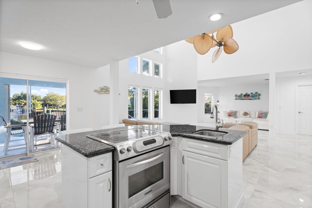 Под контрактом: $1,399,000 (4 спален, 3 ванн, 3117 Квадратных фут)