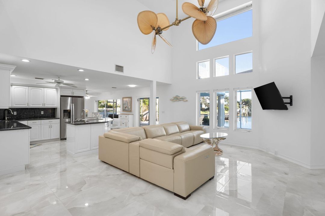 Под контрактом: $1,399,000 (4 спален, 3 ванн, 3117 Квадратных фут)