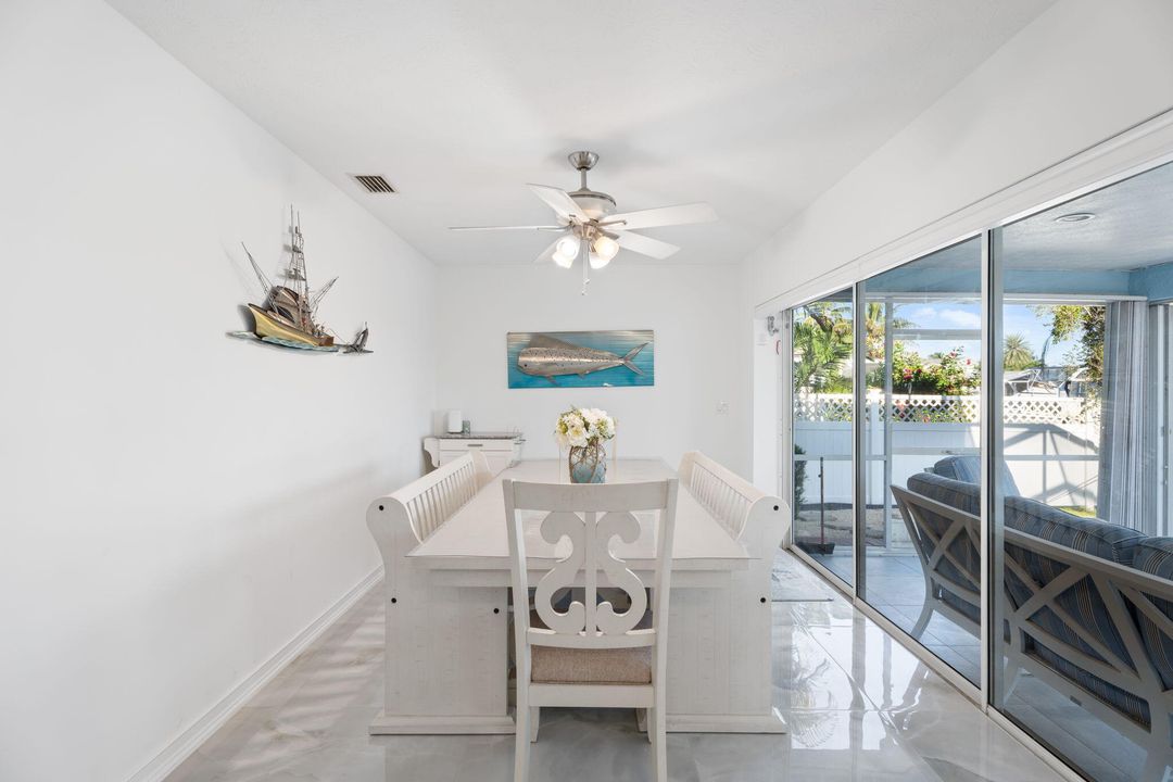 Под контрактом: $1,399,000 (4 спален, 3 ванн, 3117 Квадратных фут)