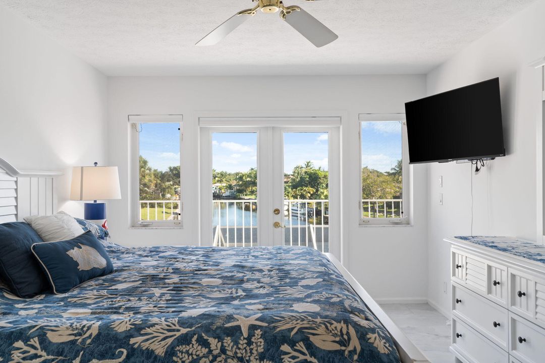 Под контрактом: $1,399,000 (4 спален, 3 ванн, 3117 Квадратных фут)