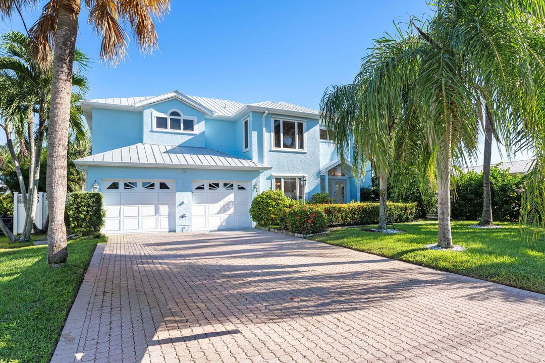 Под контрактом: $1,399,000 (4 спален, 3 ванн, 3117 Квадратных фут)