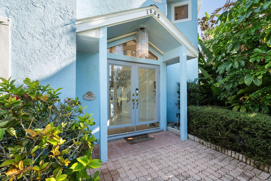 Под контрактом: $1,399,000 (4 спален, 3 ванн, 3117 Квадратных фут)