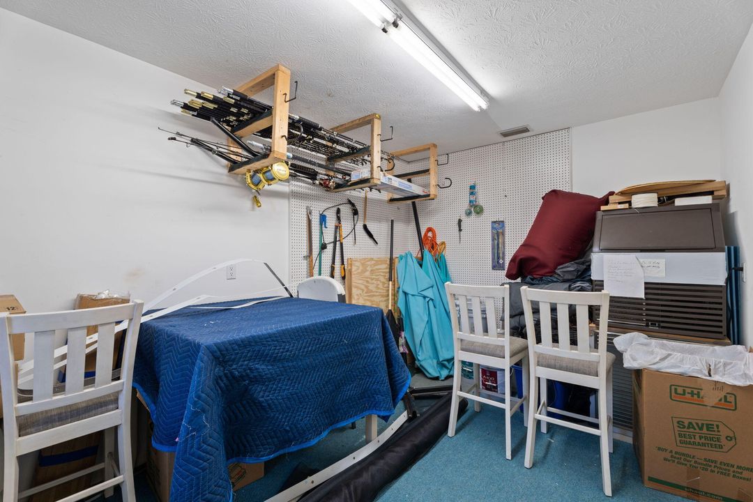 Под контрактом: $1,399,000 (4 спален, 3 ванн, 3117 Квадратных фут)