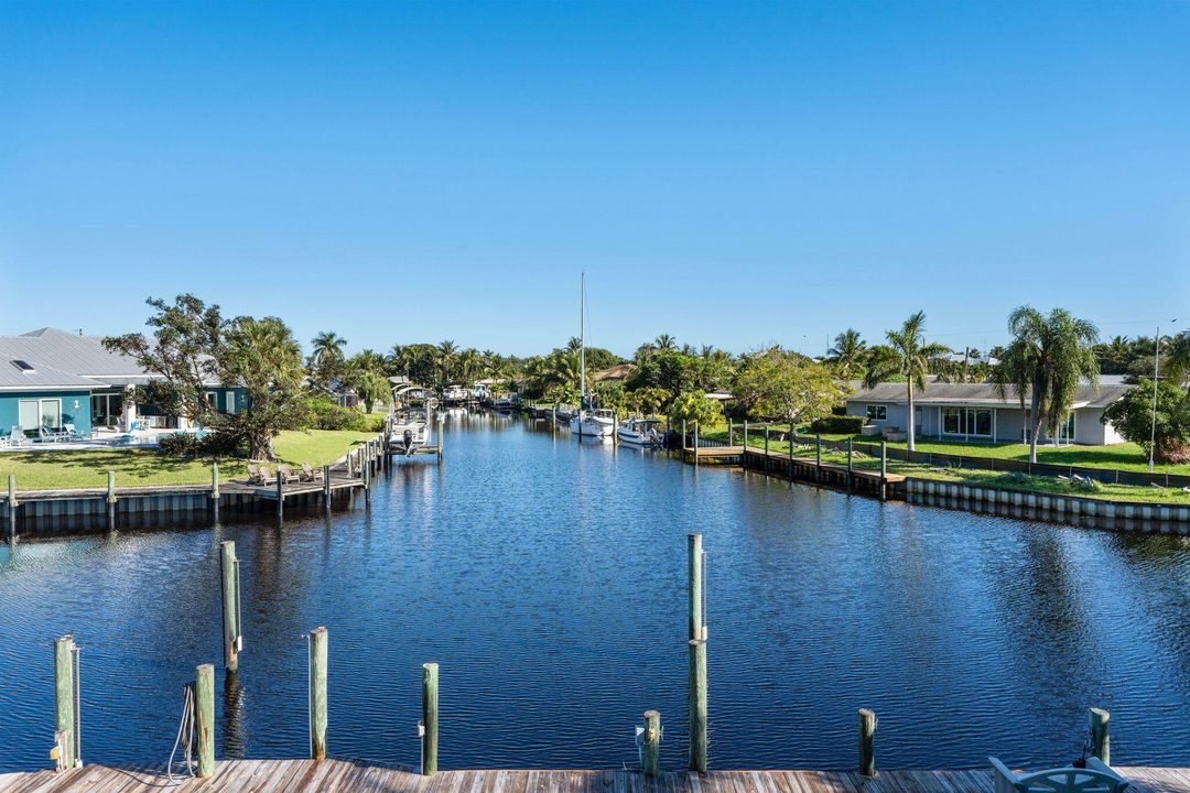 Под контрактом: $1,399,000 (4 спален, 3 ванн, 3117 Квадратных фут)