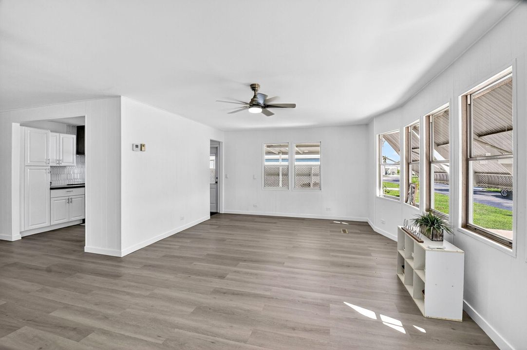 待售: $194,800 (2 贝兹, 2 浴室, 1301 平方英尺)