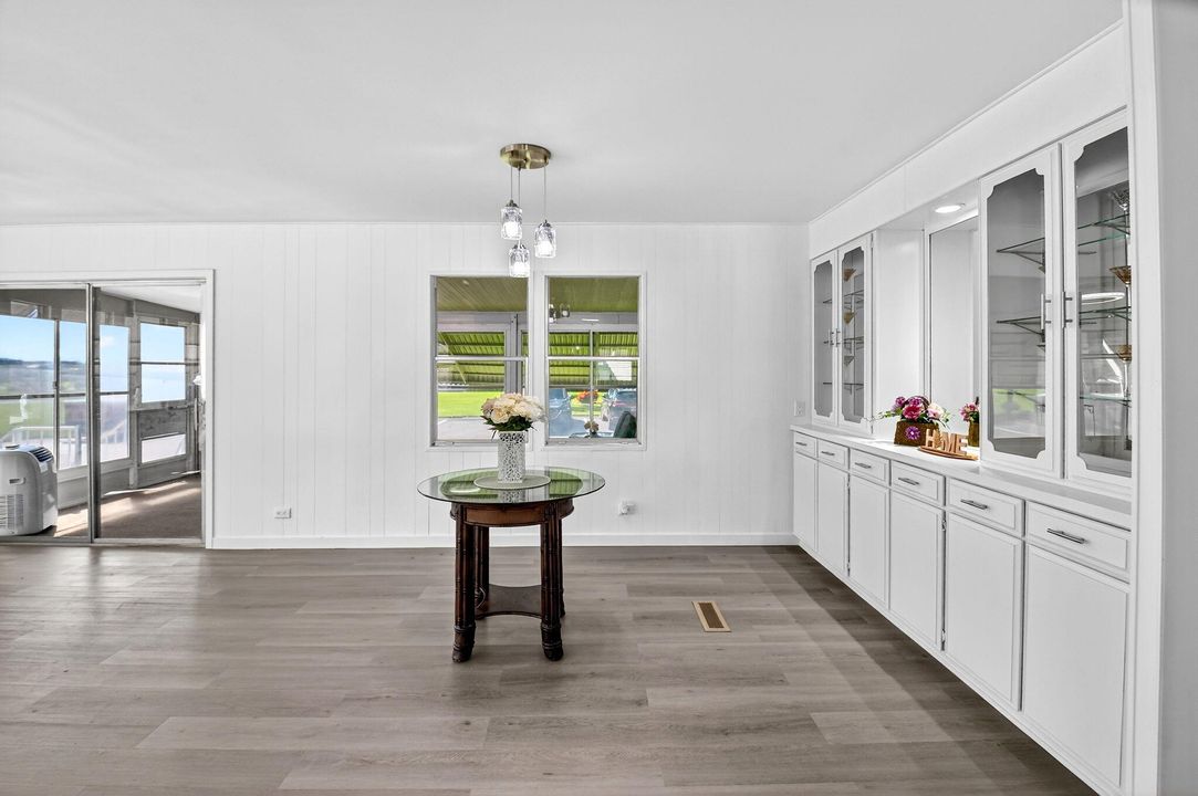 待售: $194,800 (2 贝兹, 2 浴室, 1301 平方英尺)