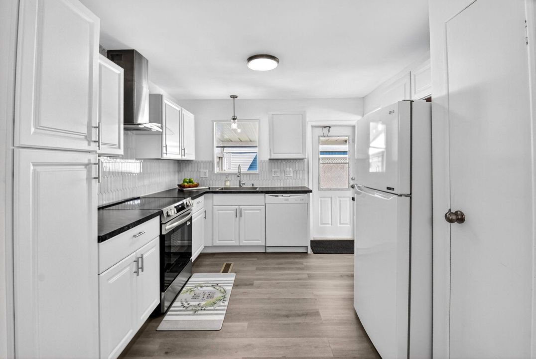 待售: $194,800 (2 贝兹, 2 浴室, 1301 平方英尺)