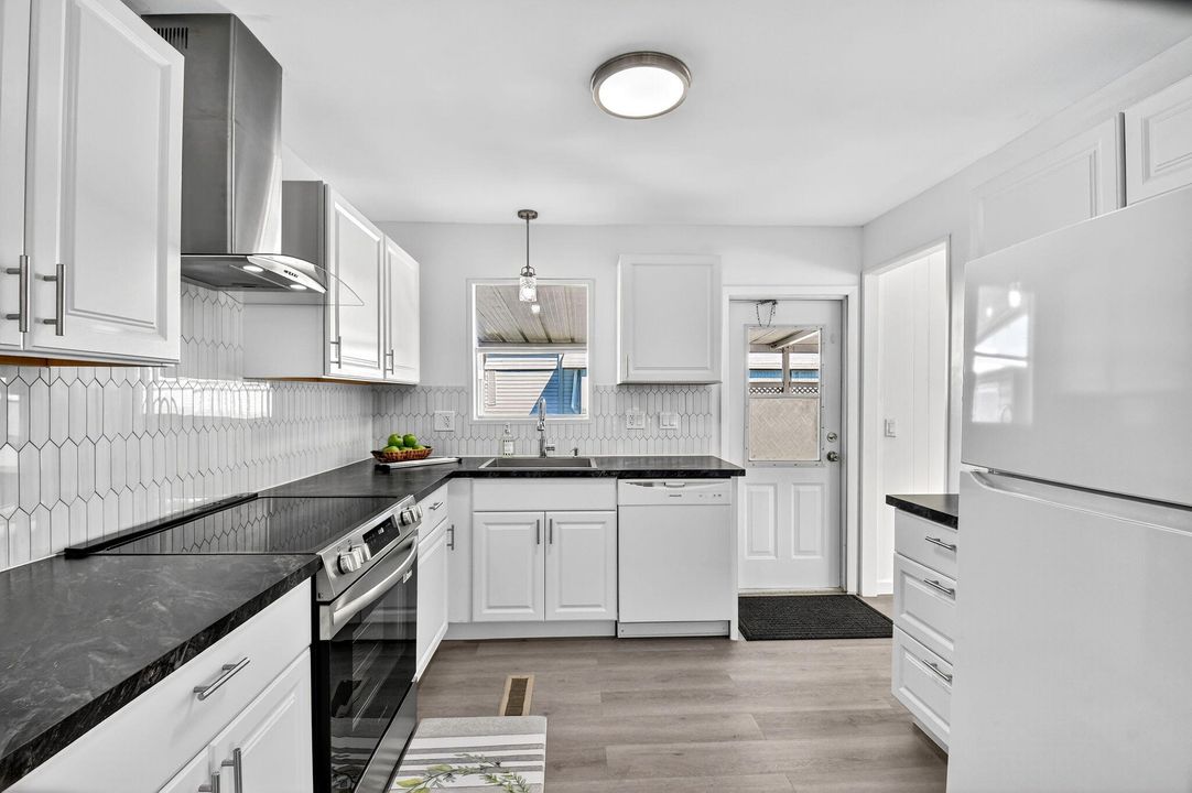 待售: $194,800 (2 贝兹, 2 浴室, 1301 平方英尺)