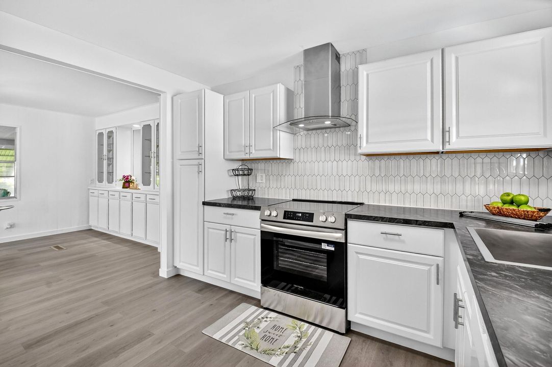 待售: $194,800 (2 贝兹, 2 浴室, 1301 平方英尺)