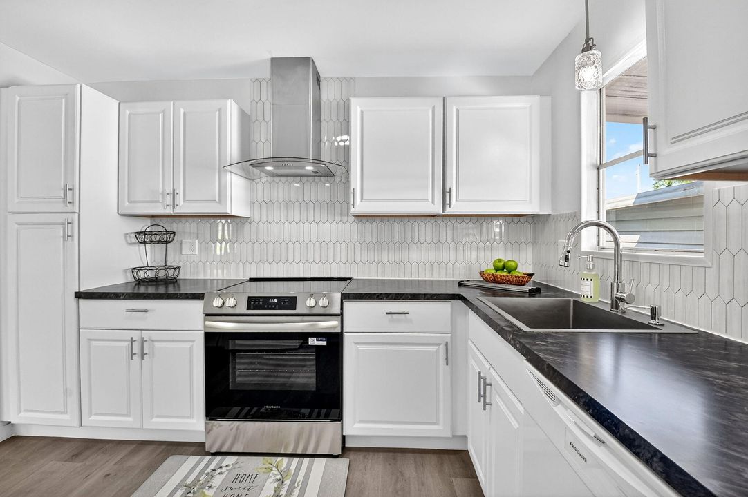 待售: $194,800 (2 贝兹, 2 浴室, 1301 平方英尺)