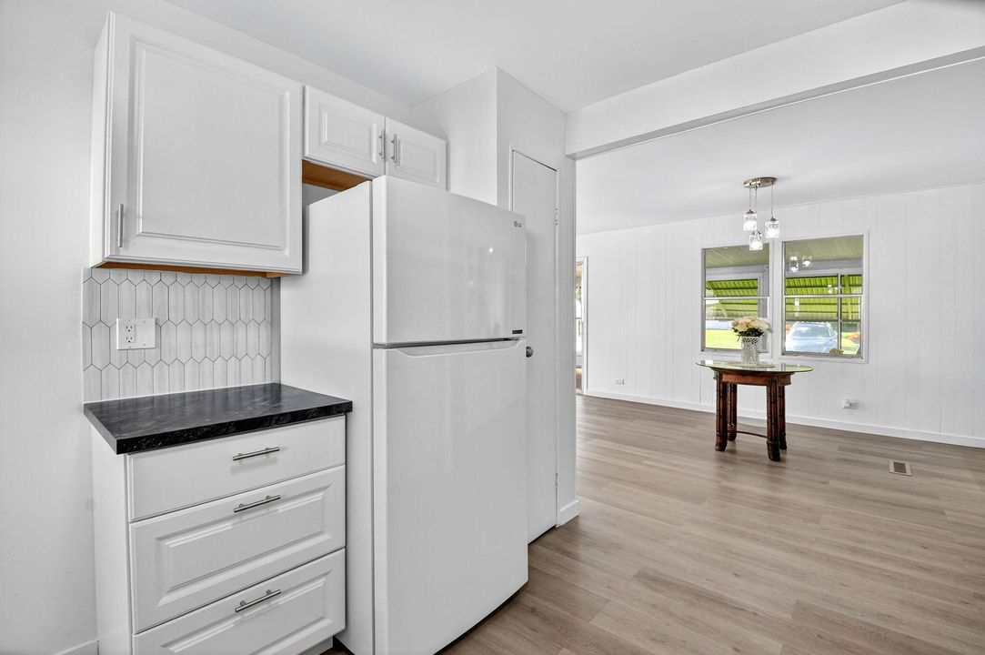 待售: $194,800 (2 贝兹, 2 浴室, 1301 平方英尺)