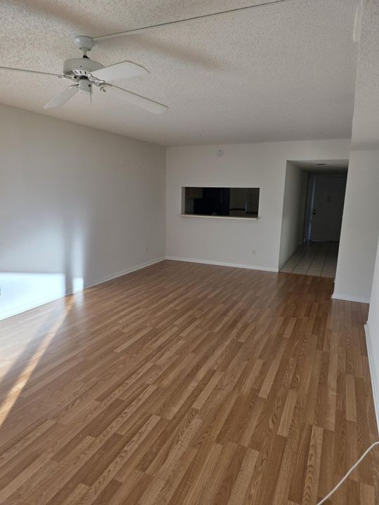 合同活跃: $289,000 (2 贝兹, 2 浴室, 1178 平方英尺)