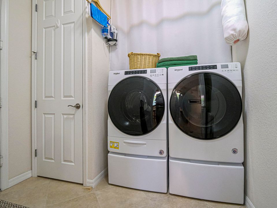 Activo con contrato: $415,000 (3 camas, 2 baños, 1881 Pies cuadrados)