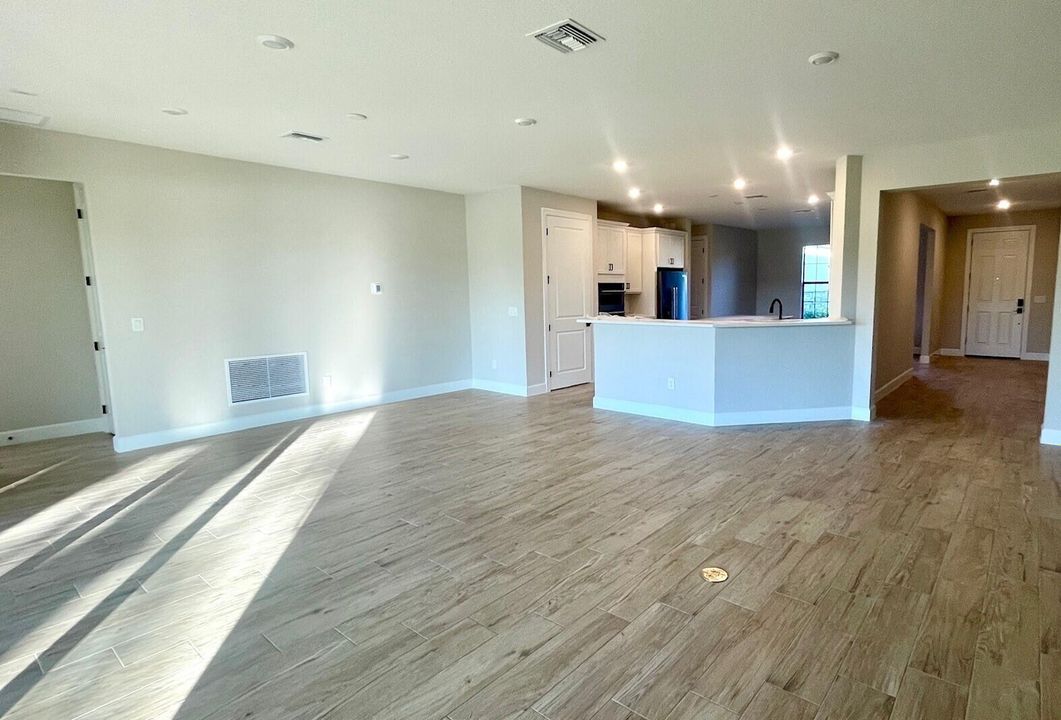 Под контрактом: $599,106 (3 спален, 3 ванн, 2590 Квадратных фут)