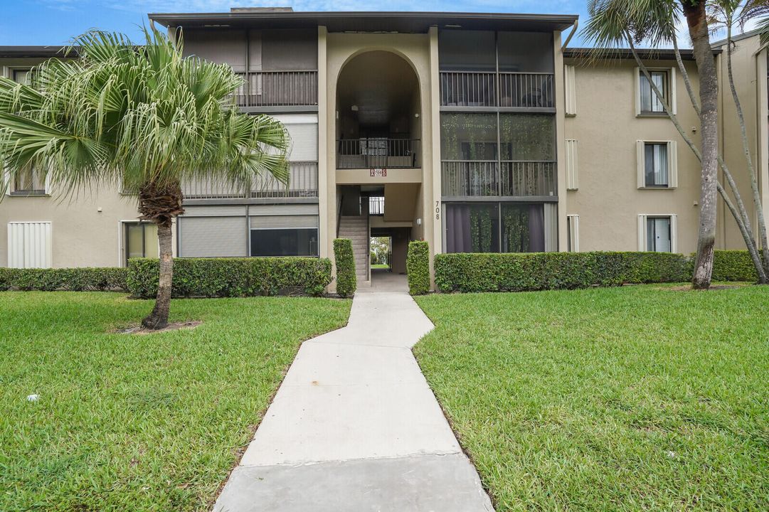 For Sale: $225,000 (2 beds, 2 baths, 1068 Square Feet)