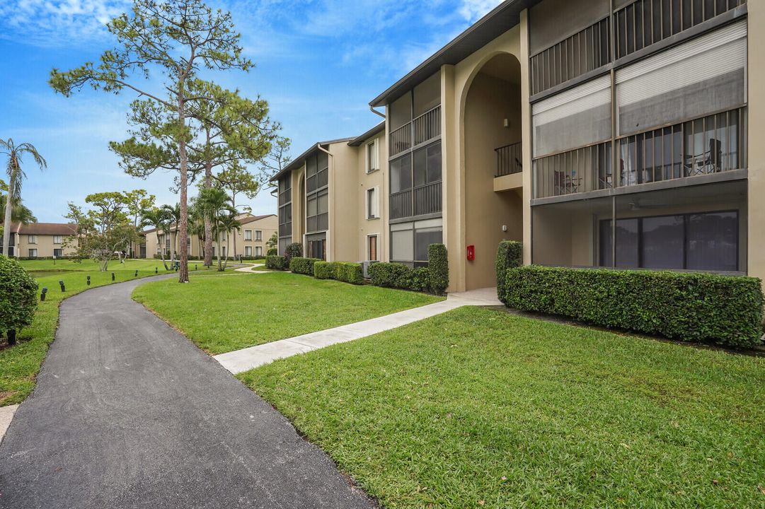 For Sale: $225,000 (2 beds, 2 baths, 1068 Square Feet)