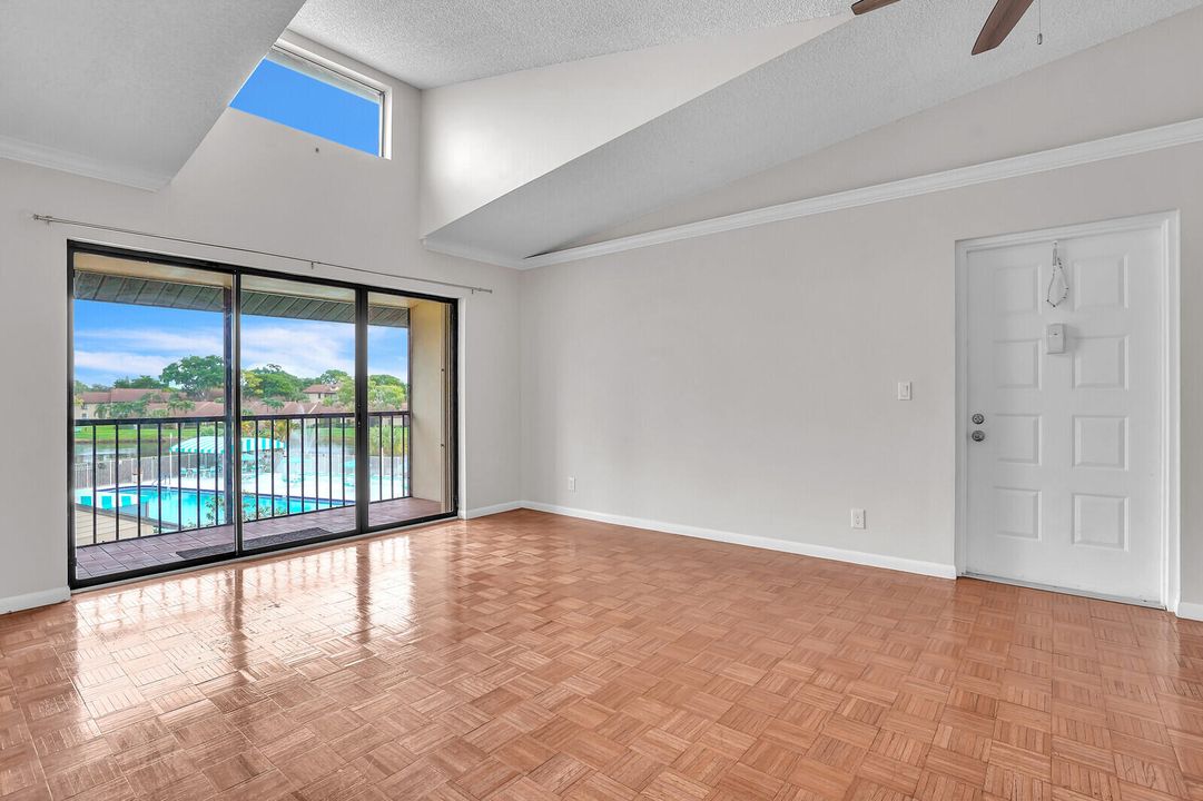 For Sale: $225,000 (2 beds, 2 baths, 1068 Square Feet)