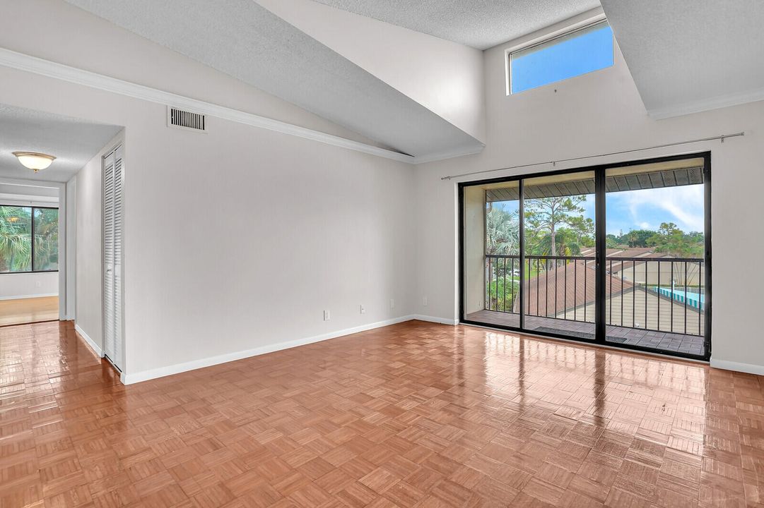 For Sale: $225,000 (2 beds, 2 baths, 1068 Square Feet)