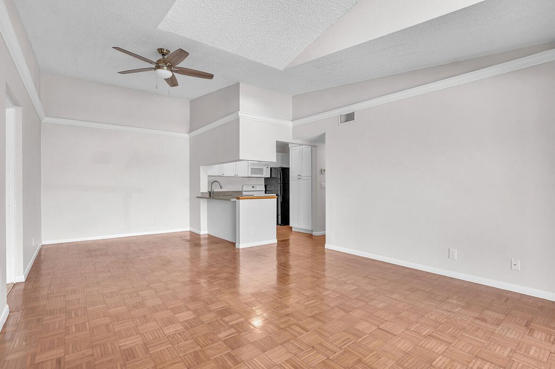 For Sale: $225,000 (2 beds, 2 baths, 1068 Square Feet)