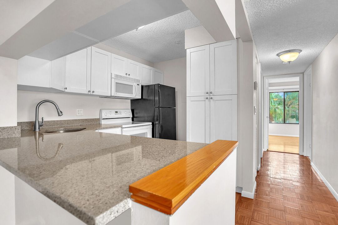 For Sale: $225,000 (2 beds, 2 baths, 1068 Square Feet)