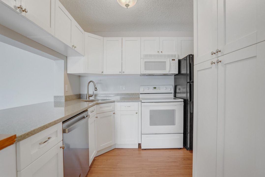 For Sale: $225,000 (2 beds, 2 baths, 1068 Square Feet)