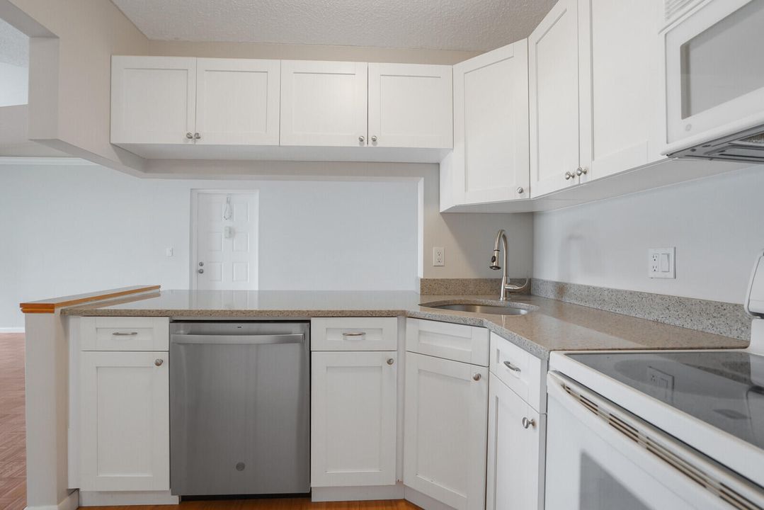 For Sale: $225,000 (2 beds, 2 baths, 1068 Square Feet)