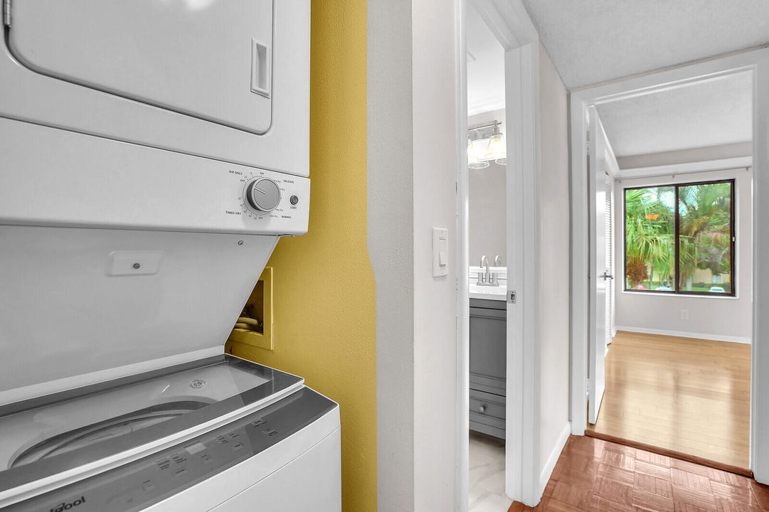 For Sale: $225,000 (2 beds, 2 baths, 1068 Square Feet)