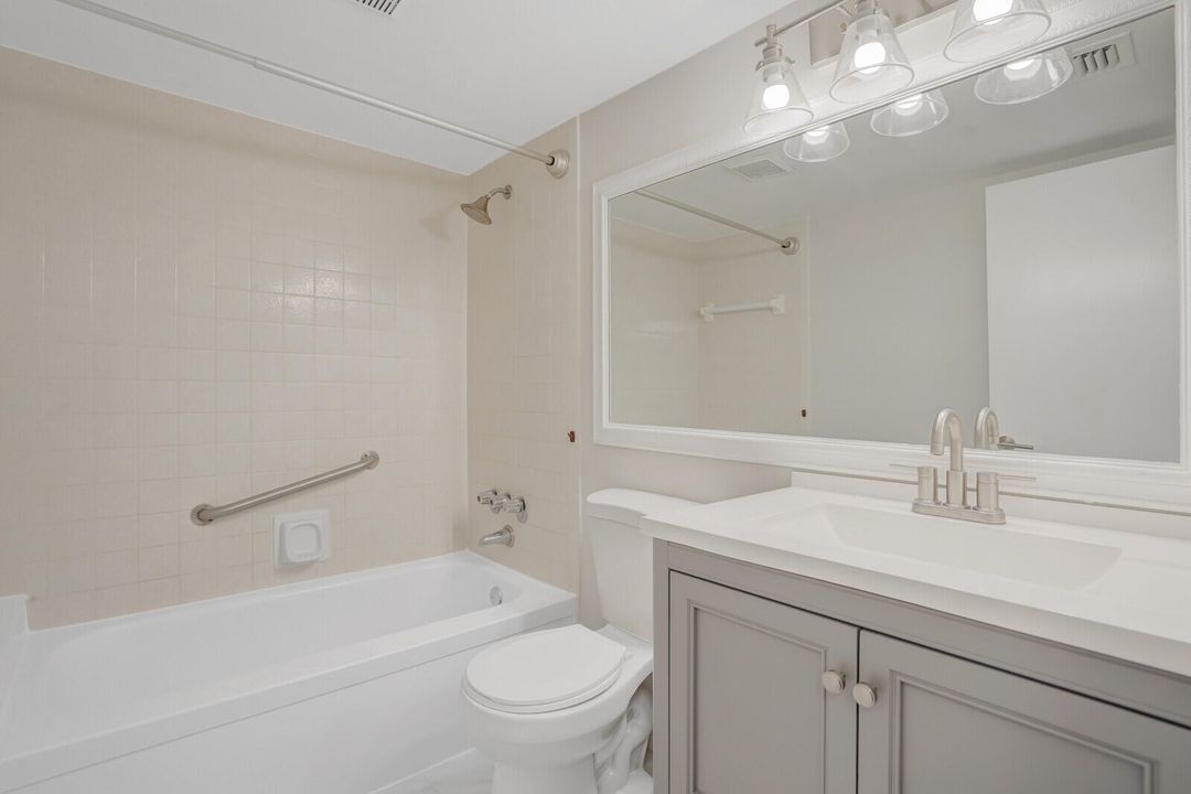 For Sale: $225,000 (2 beds, 2 baths, 1068 Square Feet)