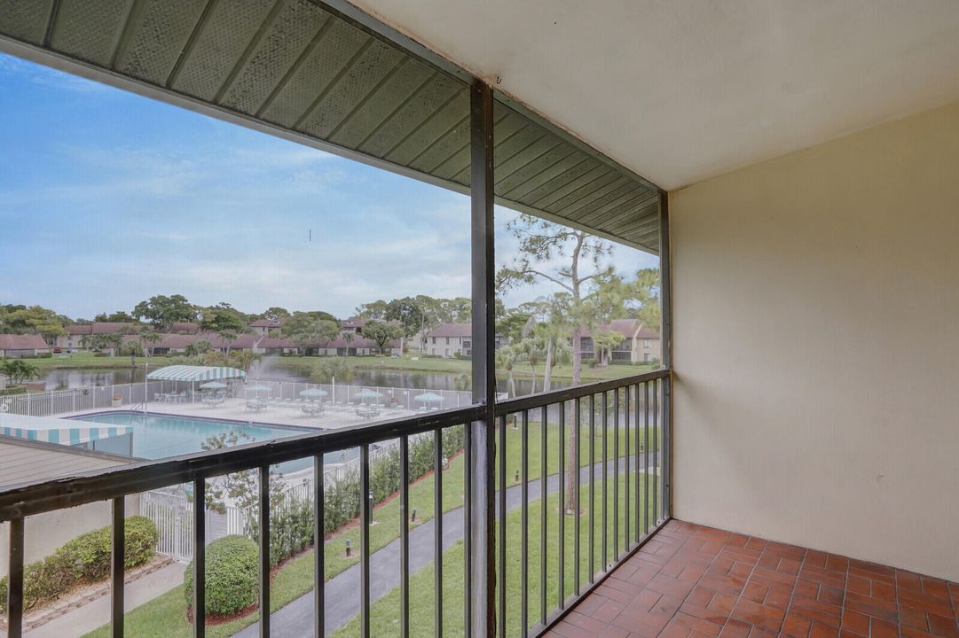 For Sale: $225,000 (2 beds, 2 baths, 1068 Square Feet)