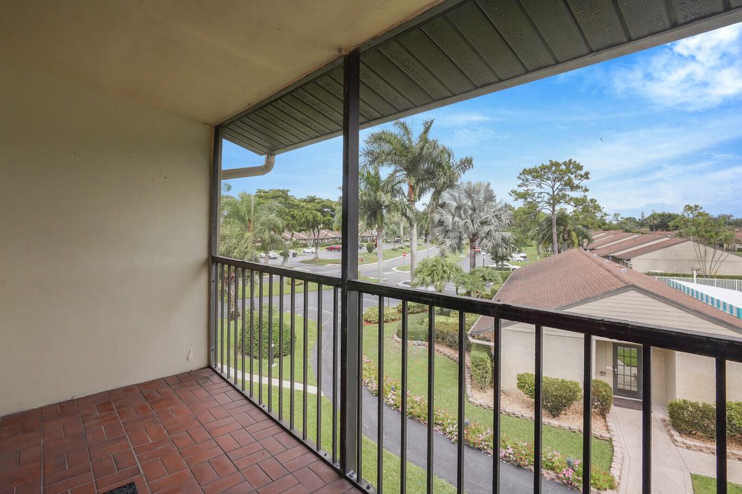 For Sale: $225,000 (2 beds, 2 baths, 1068 Square Feet)