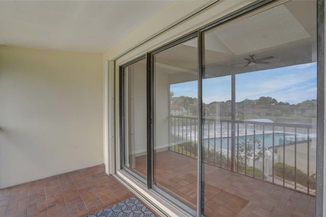 For Sale: $225,000 (2 beds, 2 baths, 1068 Square Feet)