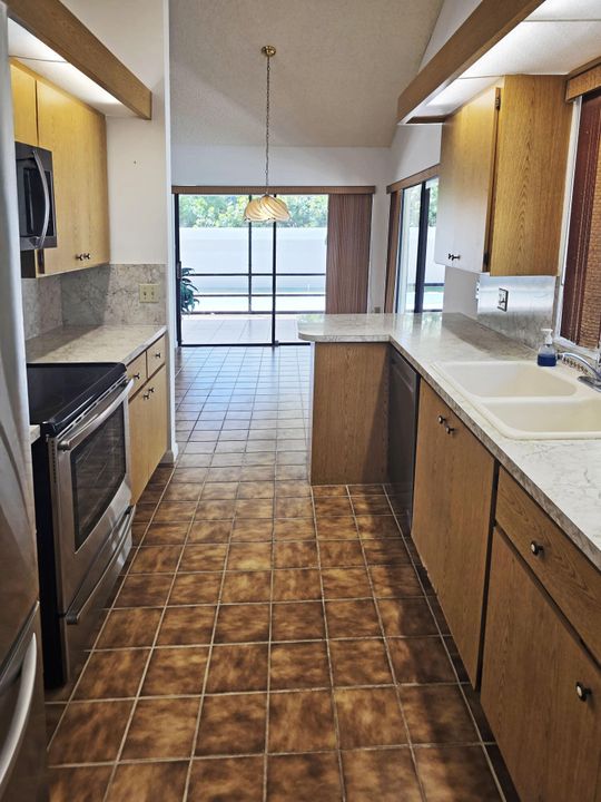 合同活跃: $975,000 (3 贝兹, 2 浴室, 1889 平方英尺)