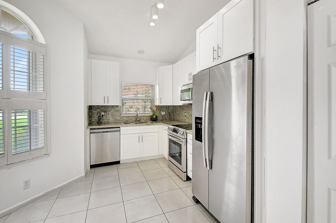 合同活跃: $3,000 (3 贝兹, 2 浴室, 1592 平方英尺)