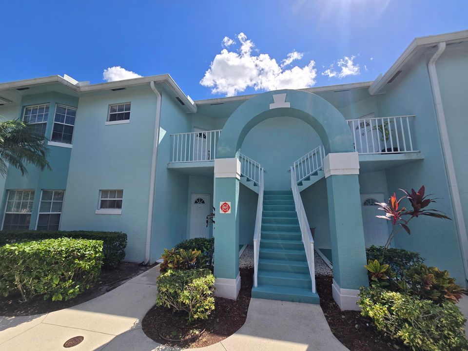 For Sale: $219,900 (2 beds, 2 baths, 1029 Square Feet)