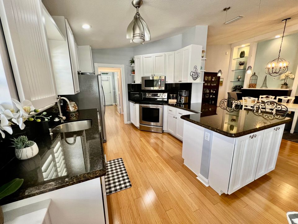 合同活跃: $630,000 (2 贝兹, 2 浴室, 1513 平方英尺)