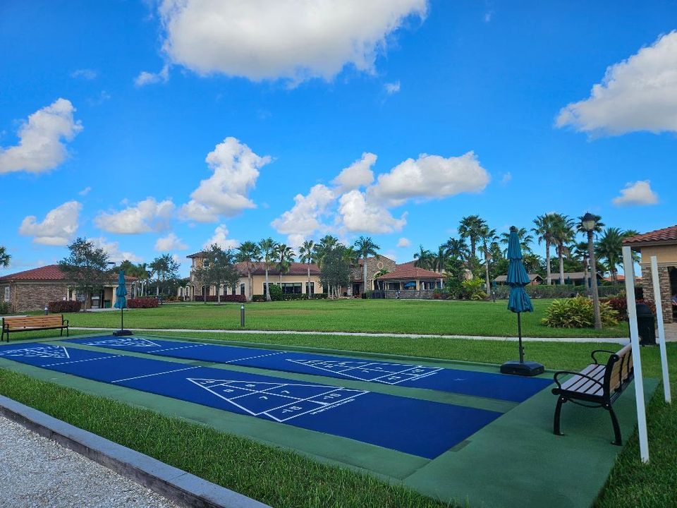 Active With Contract: $2,700 (2 beds, 2 baths, 1689 Square Feet)