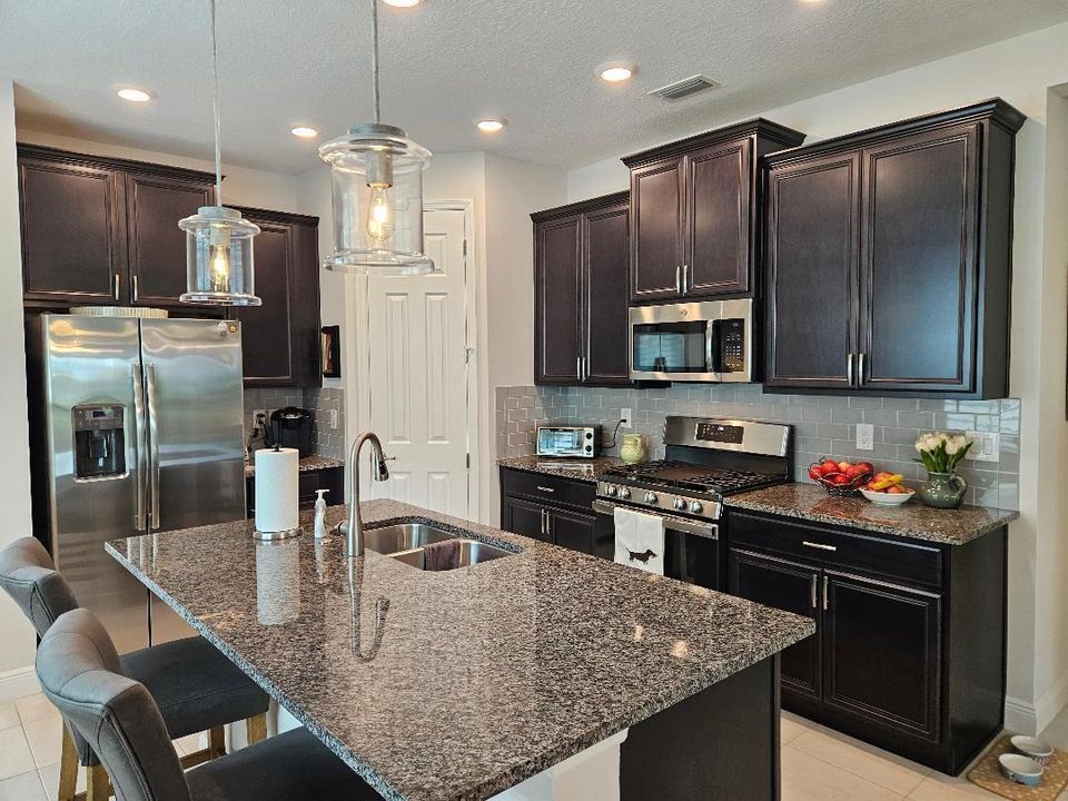 Active With Contract: $2,700 (2 beds, 2 baths, 1689 Square Feet)