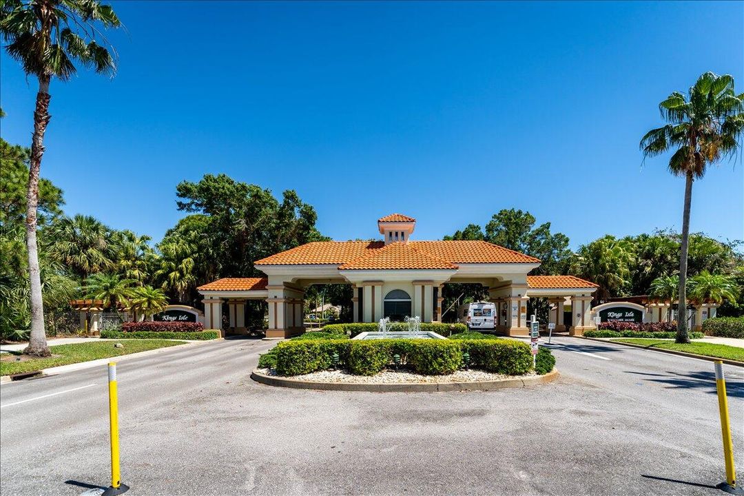 合同活跃: $214,900 (2 贝兹, 2 浴室, 1037 平方英尺)