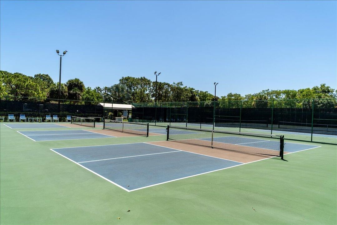 合同活跃: $214,900 (2 贝兹, 2 浴室, 1037 平方英尺)